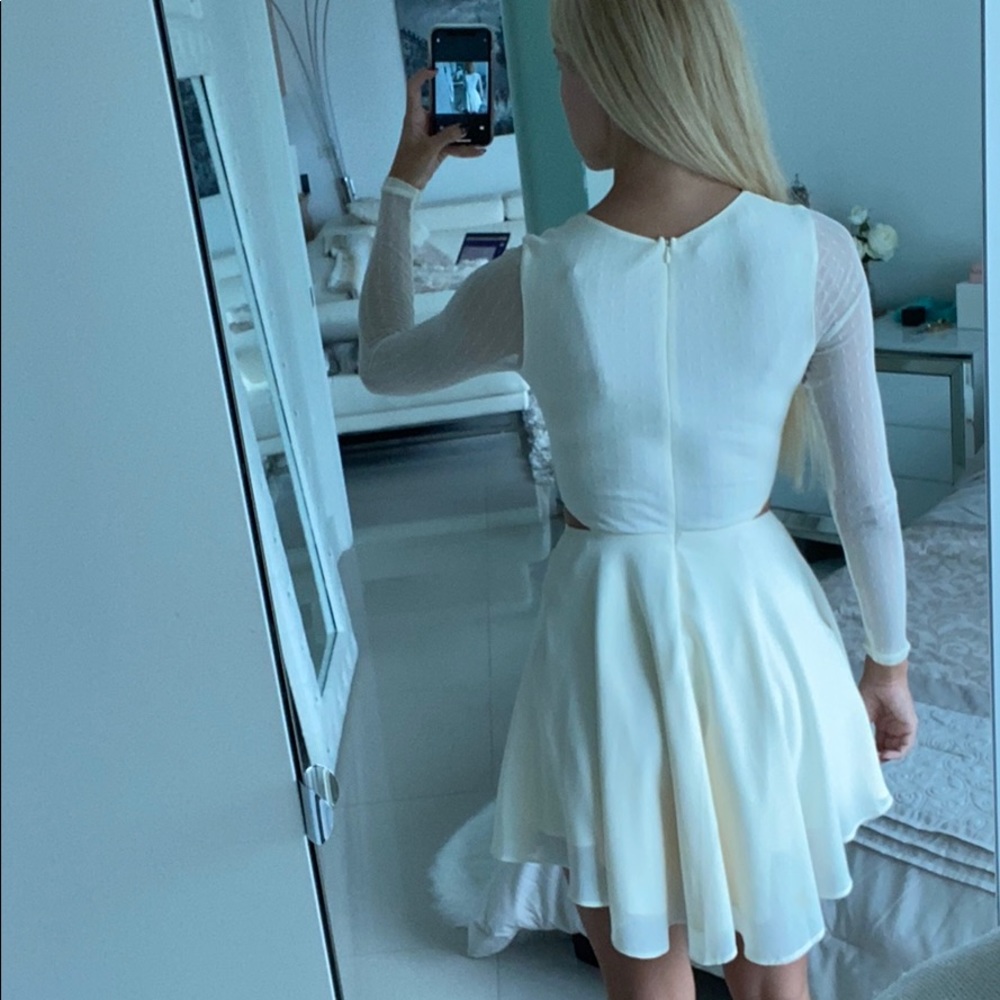 GUESS Dress 🦢 - Picture 6 of 9